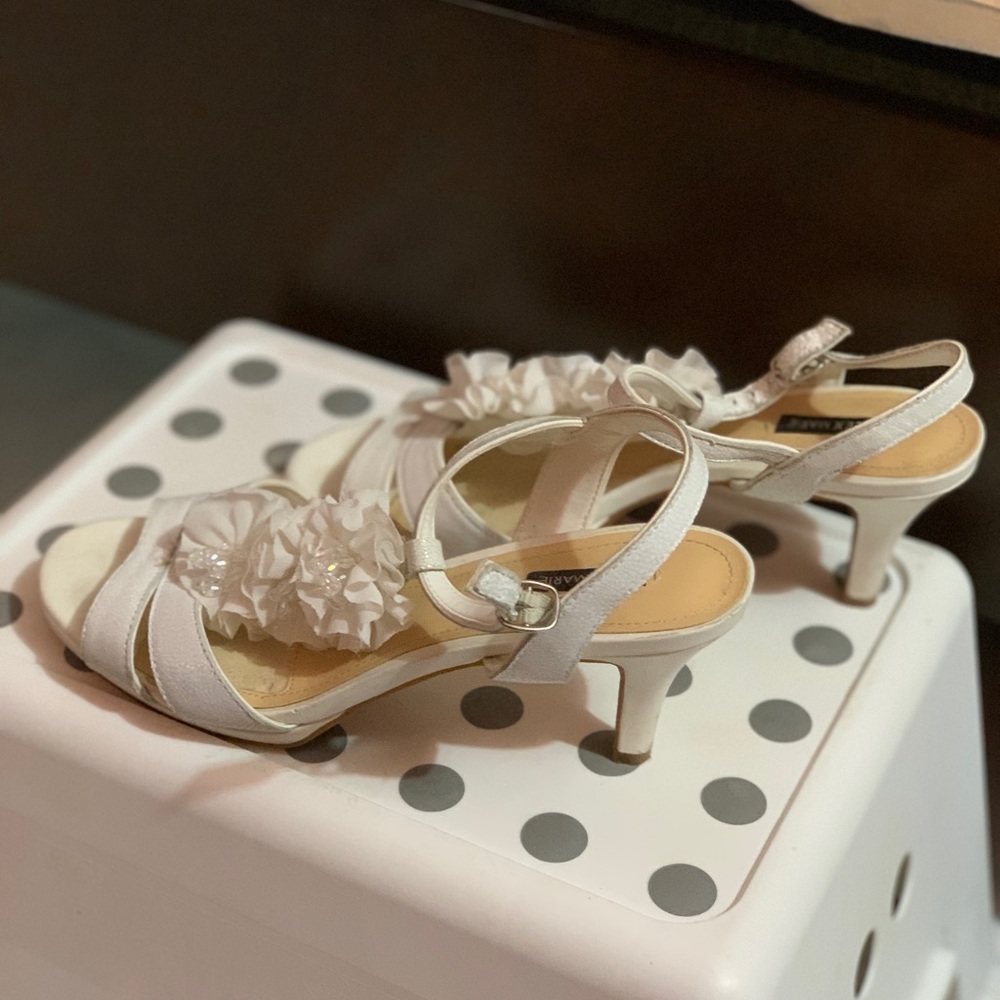 White high heels. SIZE 8 IN WOMENS.